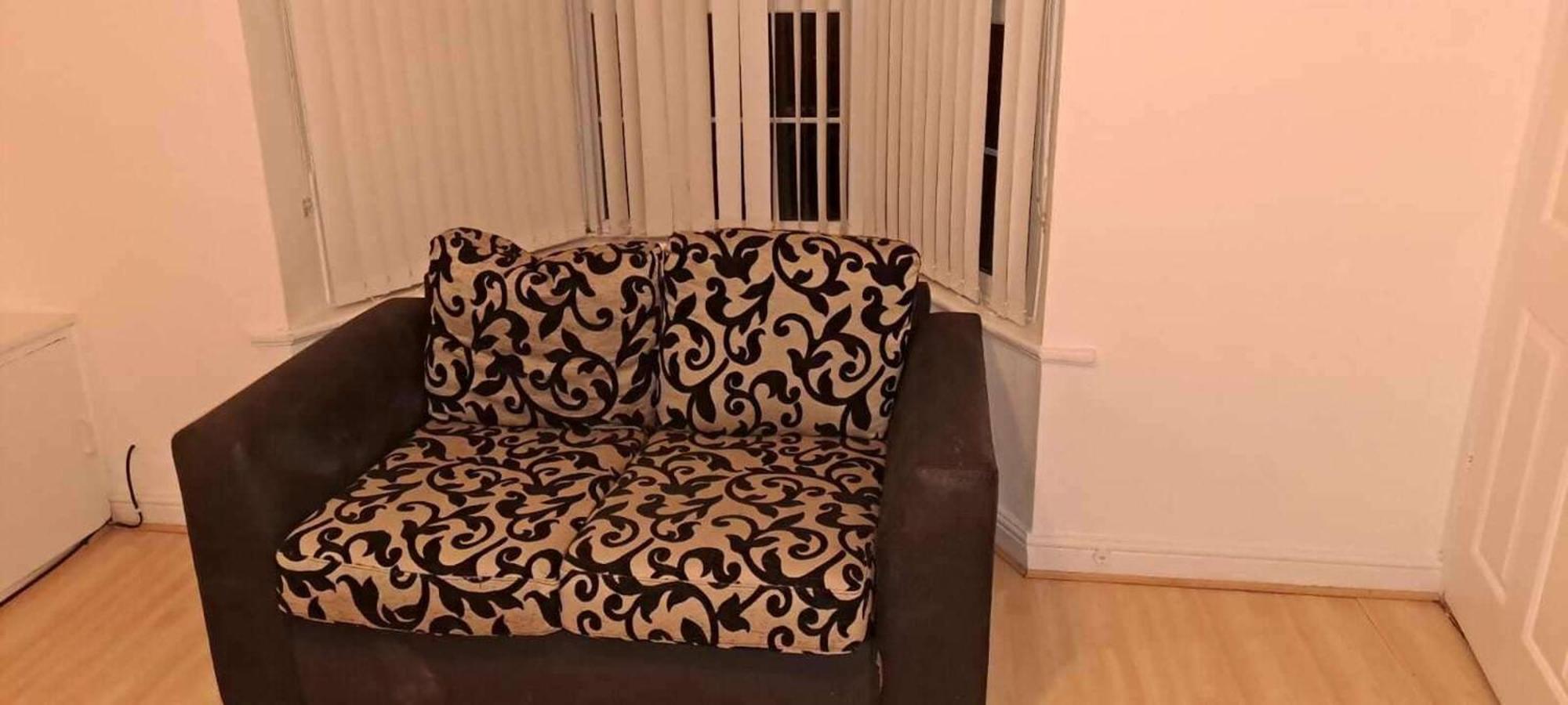 Tranquil Neston Grove Retreat In Holiday home *